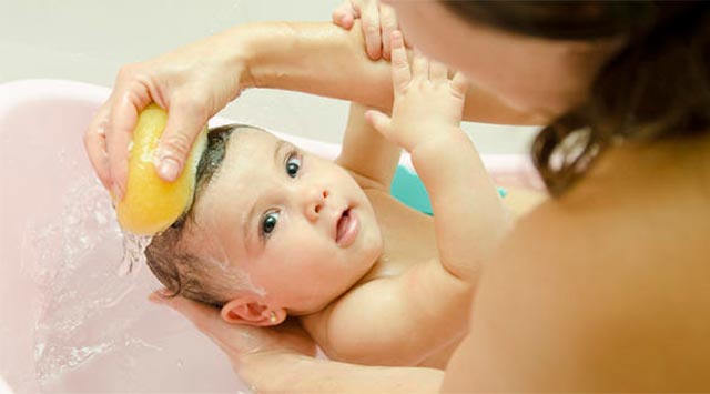 bañar a tu bebe