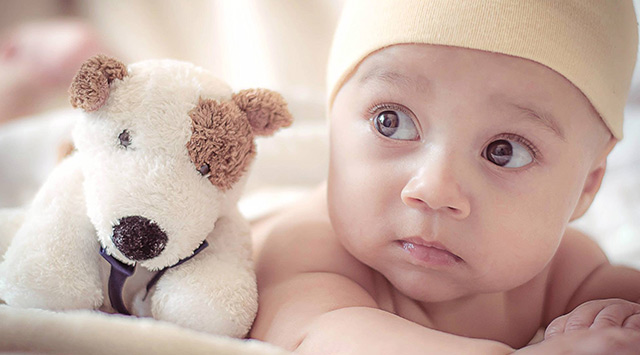 ¿Por qué los bebés tienen los ojos grises?