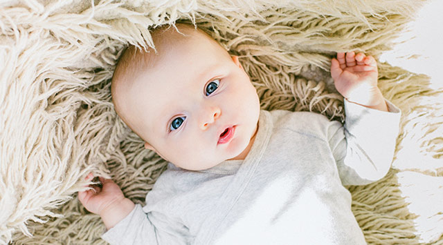 ¿Por qué los bebés tienen los ojos grises?