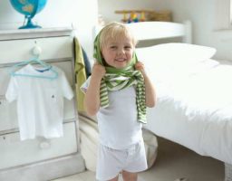 Vestirse y desvestirse deleita a los niños