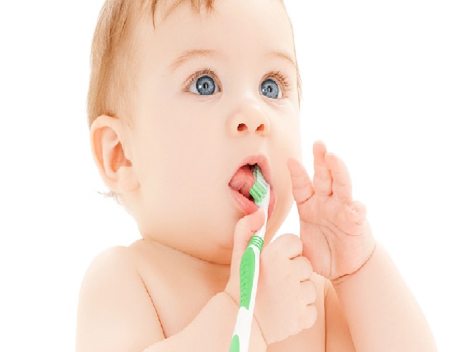 limpiar los dientes a los bebés