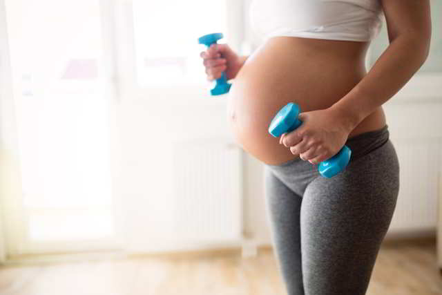 realizar pesas en el embarazo es bueno