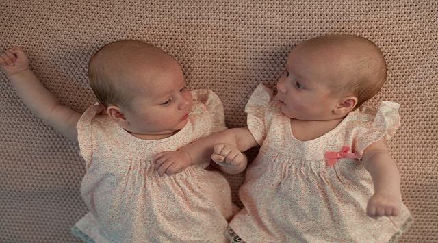 Cómo amamantar a gemelos