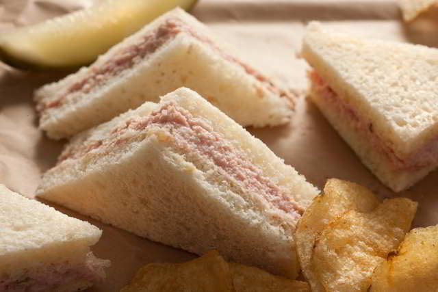 Sandwiches de jamón endiablado con salsa rosada para cumpleaños infantil