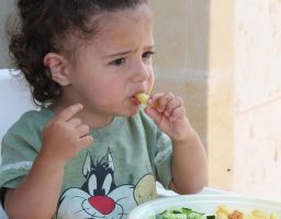 dar de comer a niños