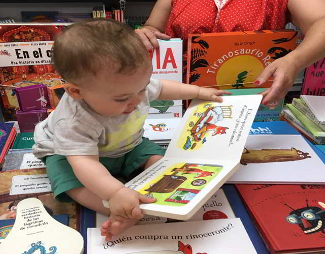 juegos con libros para bebés de 9 meses