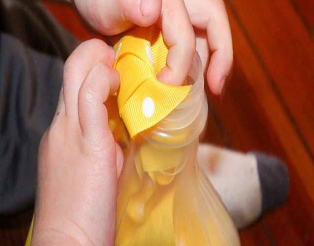juegos para bebés de 18 meses con cintas y botellas de plástico