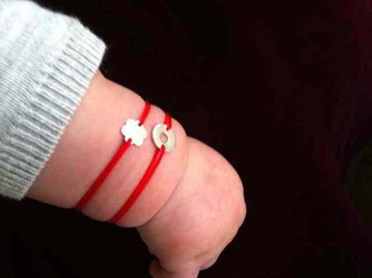 Cinta Roja En La Muñeca Para Bebe