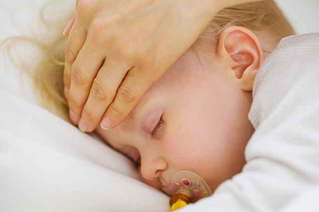 síntomas de la meningitis en bebés
