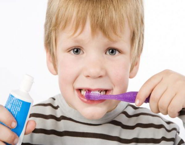 cepillos de dientes para niños y cremas dentales