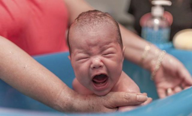 Errores a evitar en el cuidado del bebé baños de agua fría