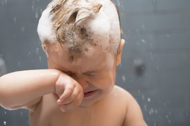 cuidado del bebé uso del shampoo incorrecto para bebés