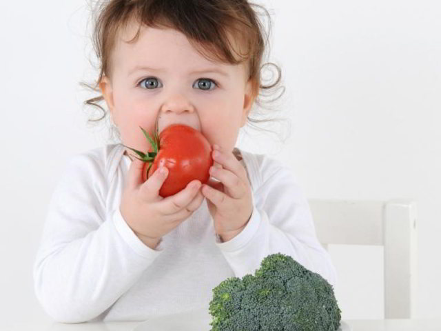 frutas que puede comer con las manos los bebés