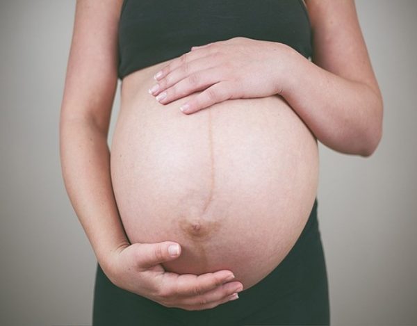 Línea alba del embarazo, qué es y consejos