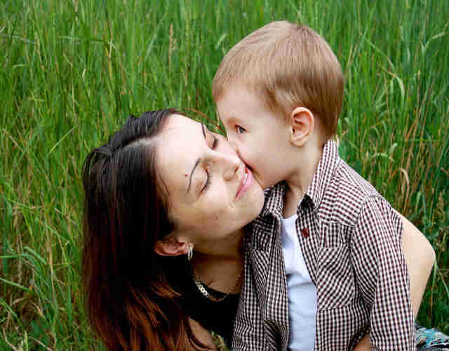 Cómo enseñar a besar a tu bebé