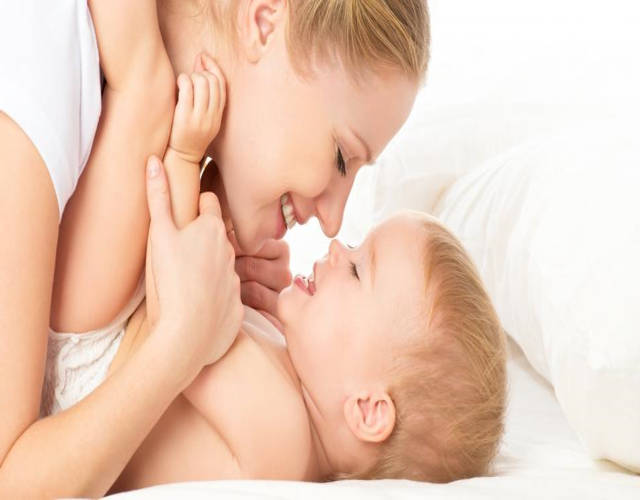 Cómo enseñar a besar a tu hijo