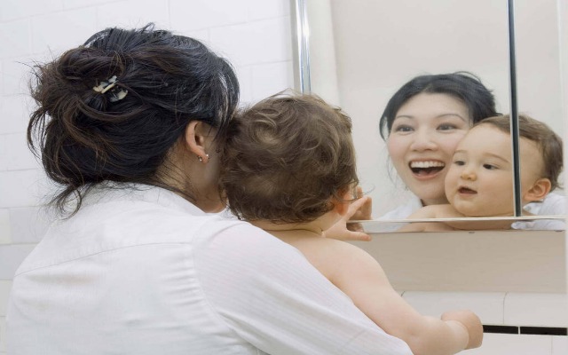 jugar con el bebé frente al espejo
