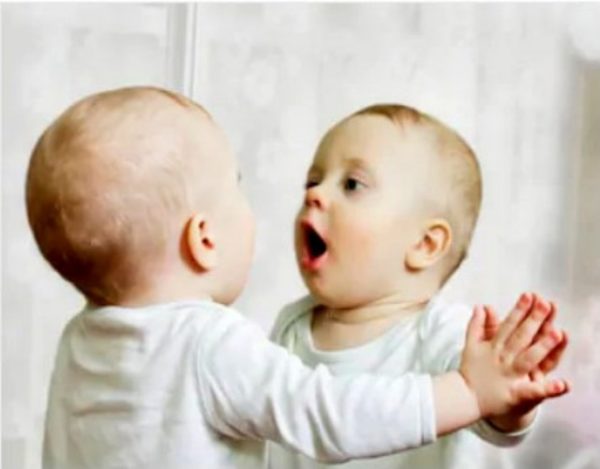 jugar con el bebé frente al espejo