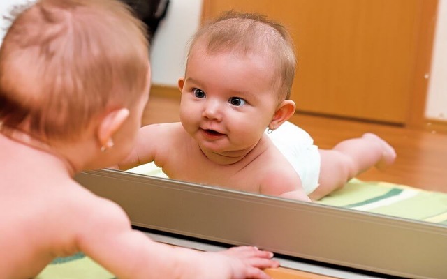 Niño mirándose al espejo