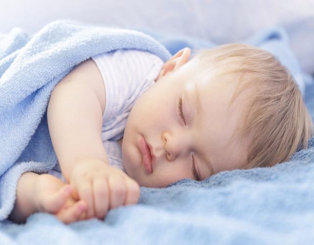 Por qué sudan los infantes al dormir