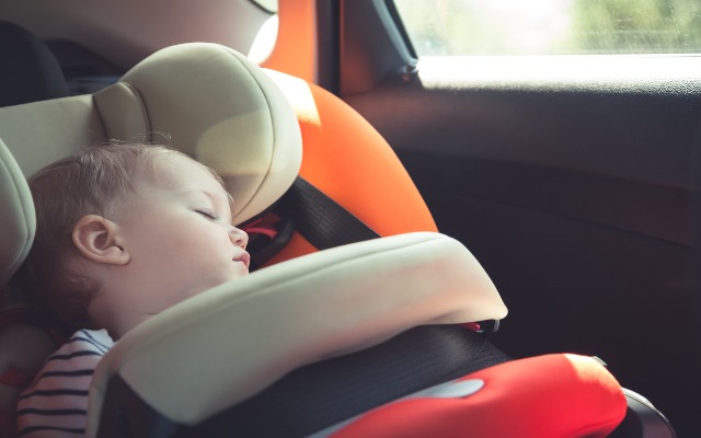 Peligros de dejar a tu bebé en el coche