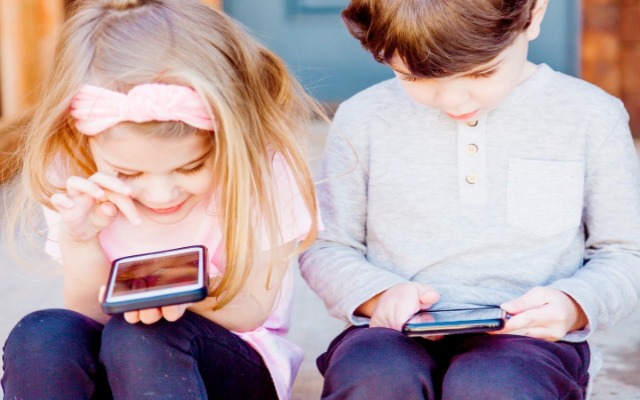 evitar que los hijos sean adictos al móvil