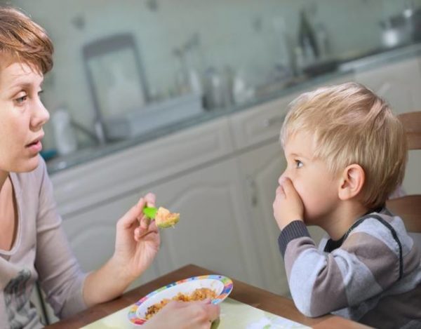 Como enseñar a comer bien a tu hijo