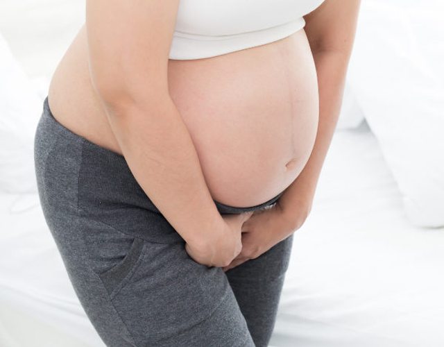 Prevenir o controlar la incontinencia de orina durante el embarazo
