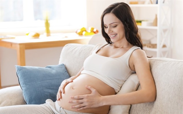 Acariciar la barriga durante el embarazo