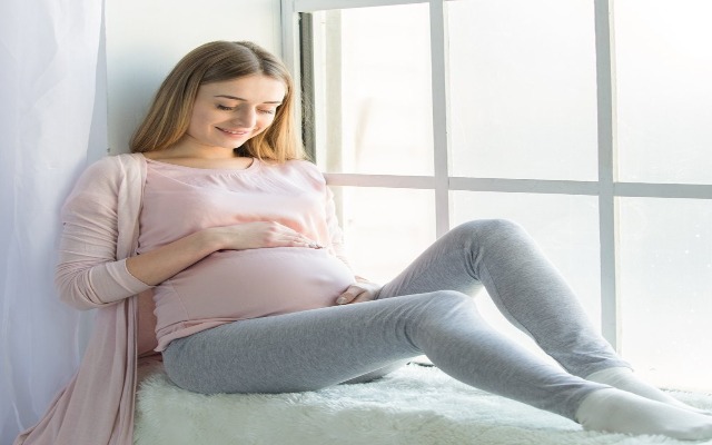 Acariciar la barriga durante el embarazo