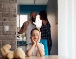 Efectos de las peleas de los padres en los hijos regular sus emociones
