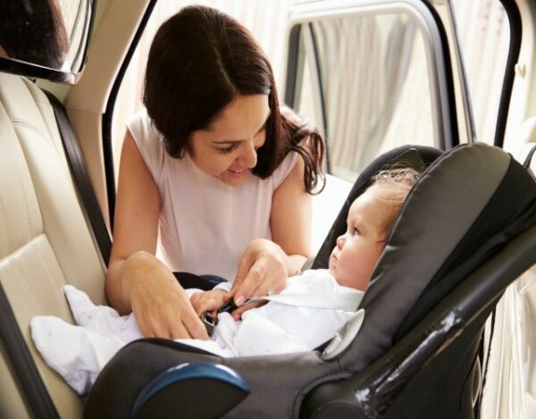 Cómo colocar una silla de auto para bebé de forma correcta